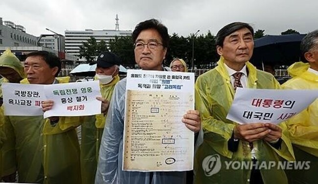 Opposition lawmaker calls for dismissal of defense minister over independence fighter statue controversies
