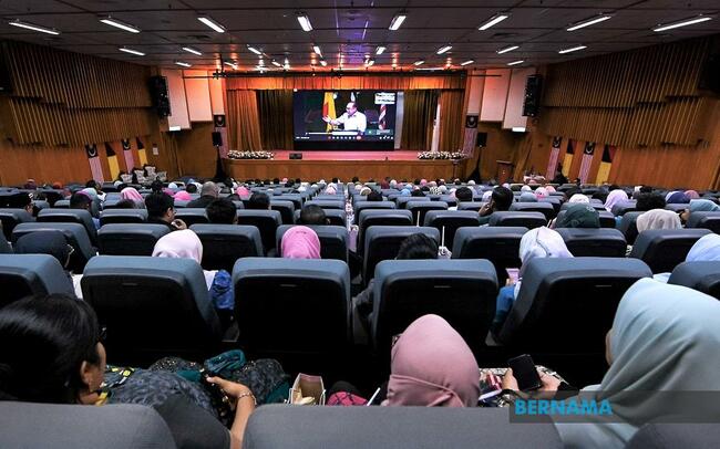 CIVIL SERVANTS WITH MERDEKA MIND HELP SOLVE PEOPLE'S PROBLEMS -- MOHD ZUKI