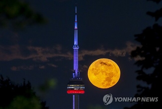 APTOPIX Supermoon Canada