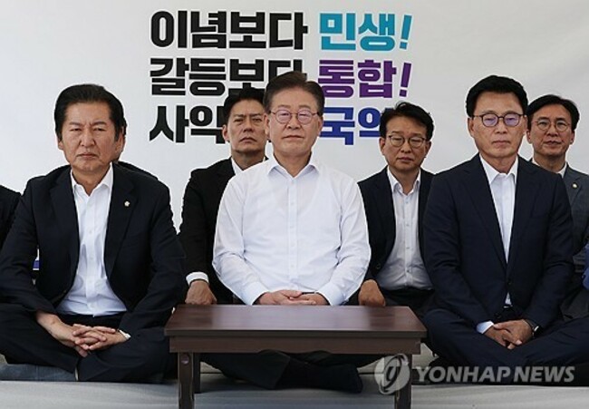 (LEAD) Opposition leader launches indefinite hunger sit-in against Yoon administration