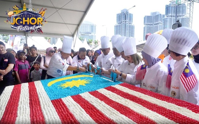 JALUR GEMILANG-THEMED VEGETARIAN CAKE ENTERS MALAYSIA BOOK OF RECORDS