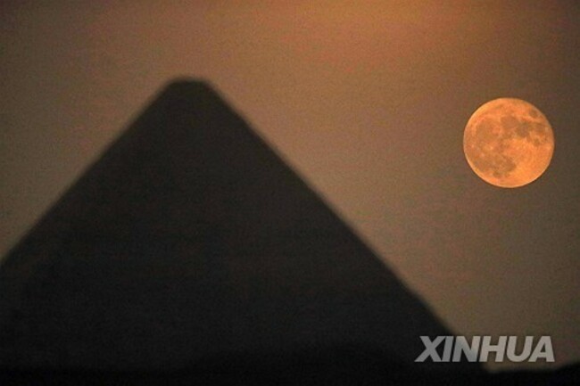 EGYPT-GIZA-SUPERMOON