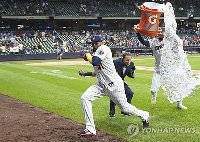 APTOPIX Phillies Brewers Baseball