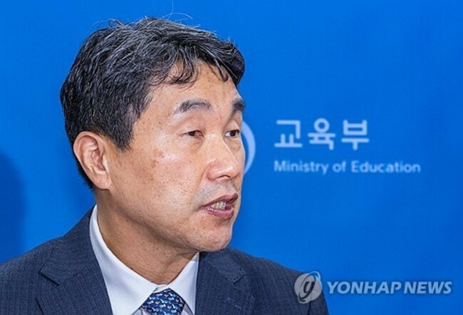 Education minister asks for teachers to refrain from collective action