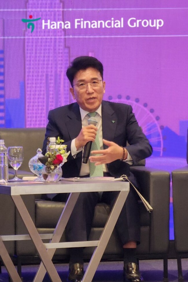 Hana Financial chief hits the road to assure, woo investors