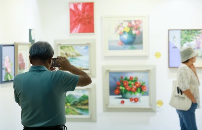 Companies get creative to impress affluent art fans visiting Seoul