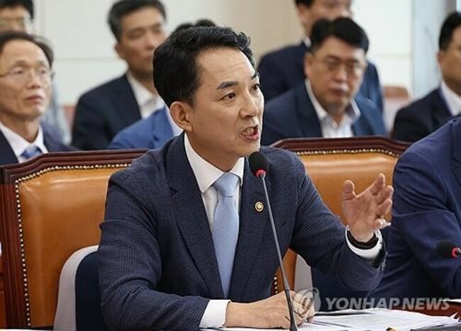 Ex-President Moon to sue veterans minister for defaming his father