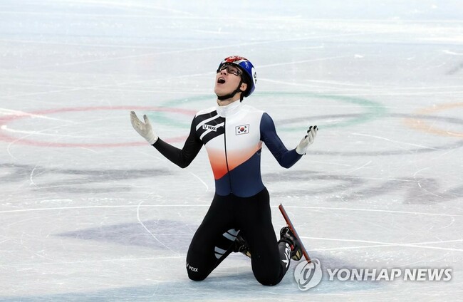(Olympics) Moon congratulates Hwang for winning gold in men's 1,500m short track