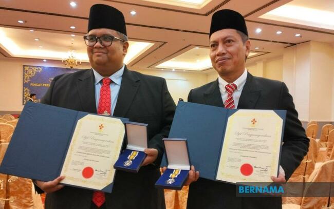 ELMINA PLANE CRASH PILOTS AWARDED MALAYSIAN SCOUTS ASSOCIATION PRESIDENT MEDAL