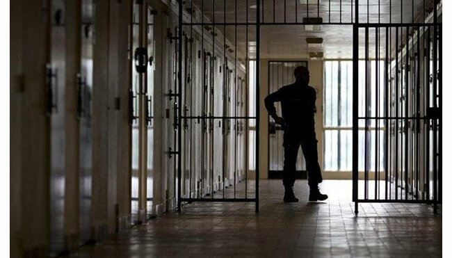 Tensions rise in Larkana jail as prisoners hold 10 cops hostage