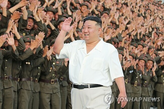 N. Korean leader has photo session with paramilitary parade participants