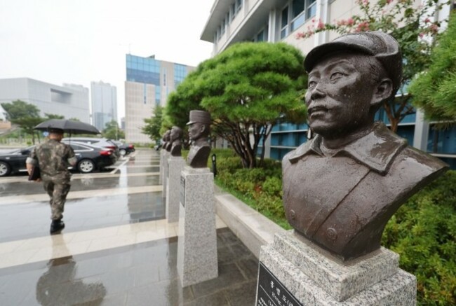 Freedom fighters' descendants return honorary degree to protest relocation controversy