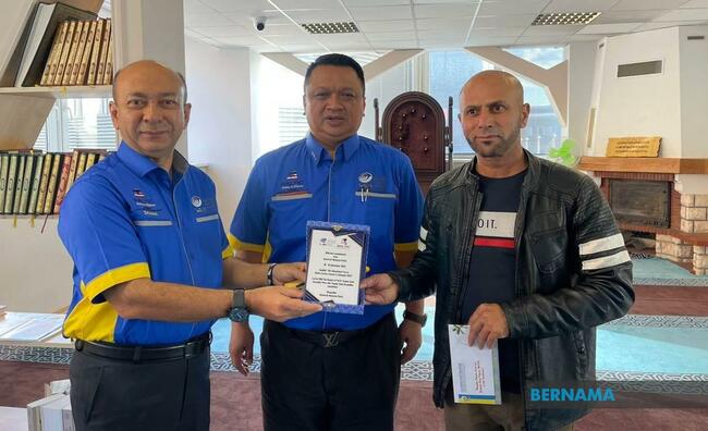 MAIPS PRESENTS DONATION TO ESTONIAN ISLAMIC CENTRE