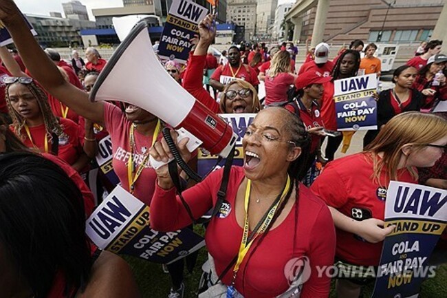 APTOPIX Auto Workers Strike