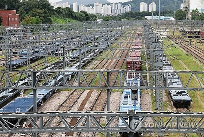 (LEAD) Trains operate at nearly 80 pct capacity on 3rd day of rail strike