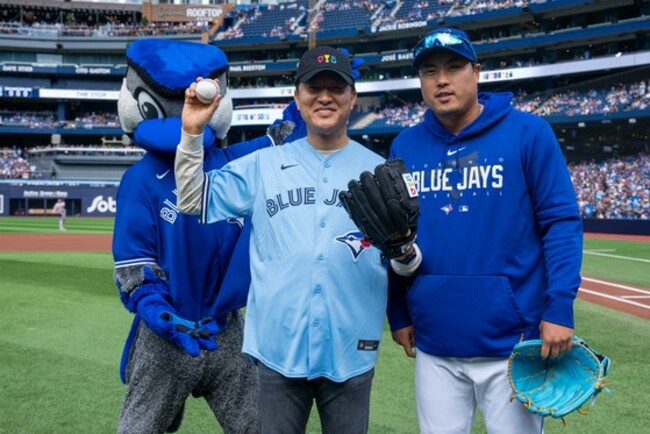 Seoul Mayor promotes city at Blue Jays baseball game in Canada