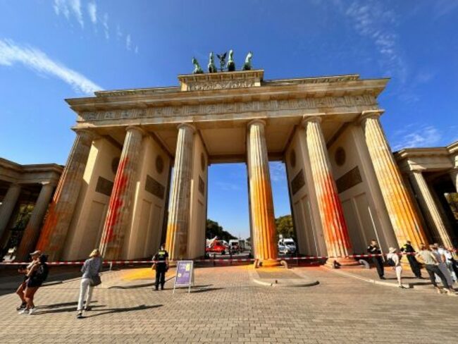 Climate activists spray Berlin's Brandenburg Gate with orange paint