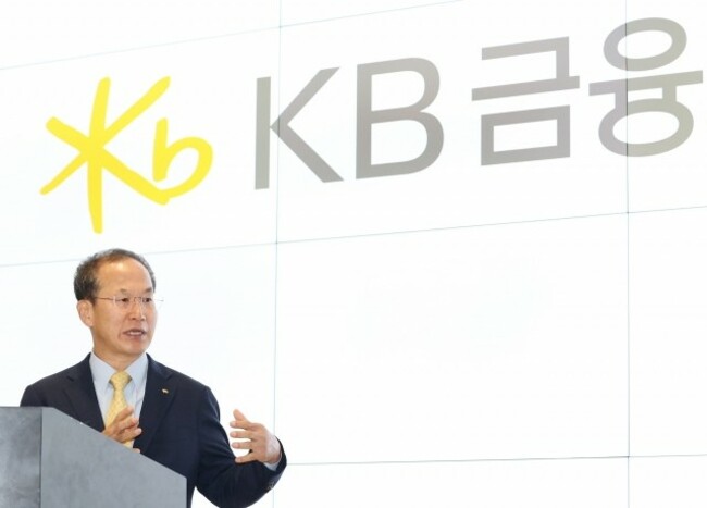 [KH Explain] KB's chair candidate hopes to break out of pod