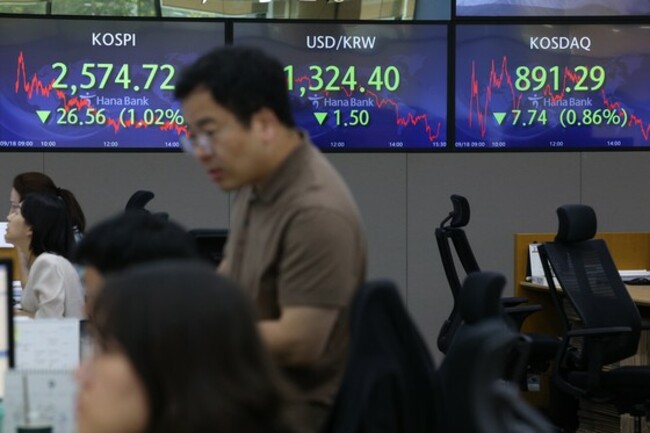 Kospi coughs up Friday gains on chip demand woes