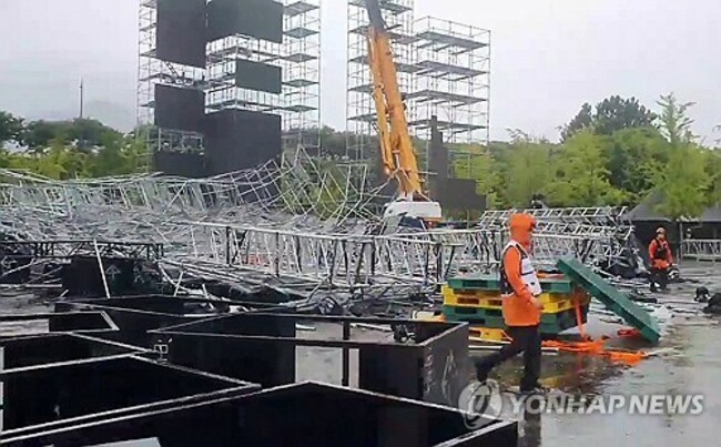 (LEAD) Eight workers injured in collapse of concert structure