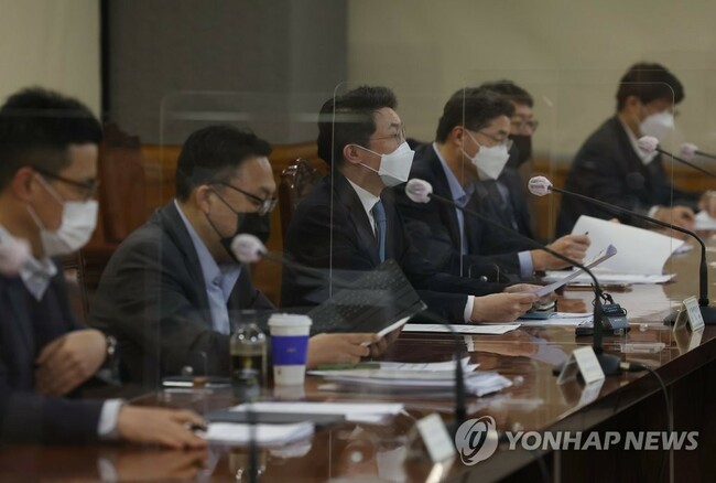 S. Korea joins global move to suspend transactions with Russia's central bank