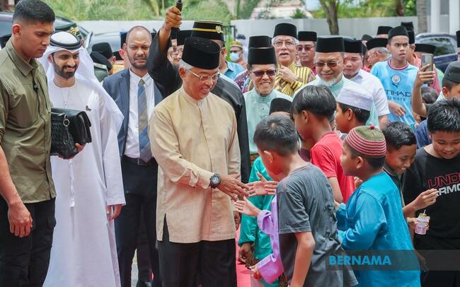KING PRESENTS HOUSE KEYS TO EIGHT RECIPIENTS OF RU'RASA HOMES IN TEMERLOH