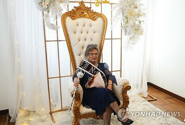 APTOPIX Bolivia Elderly Spring Queen