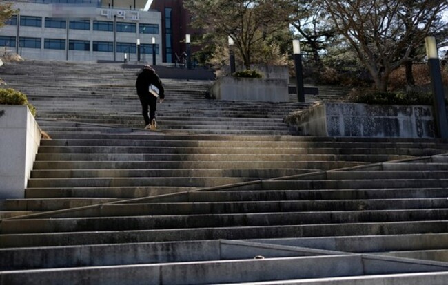 Regional university graduates leave for Seoul to find opportunities