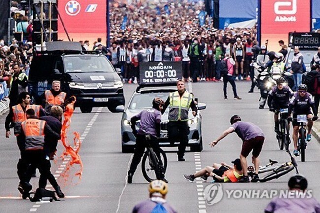 epaselect GERMANY BERLIN MARATHON PROTEST