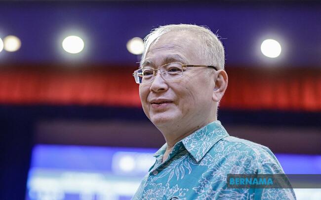WEE KA SIONG RETAINS MCA PRESIDENT'S POST