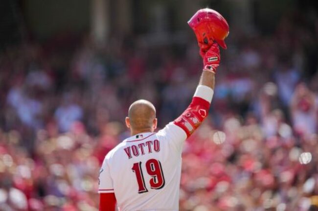 Reds bounce back from meltdown, rally for 4-2 win over Pirates as they chase NL wild card
