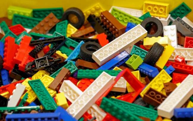 Lego abandons effort to make oil-free bricks – Financial Times