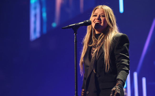 WATCH: Kelly Clarkson stops to sing with busker who 'had no clue' who she was