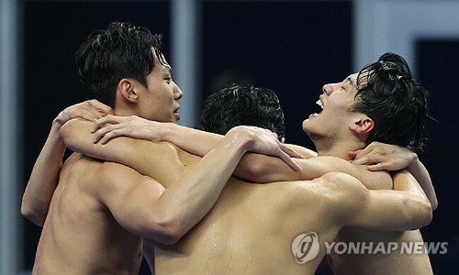 (LEAD) (Asiad) S. Korea captures historic gold in men's swimming relay
