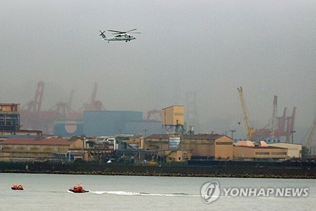 (LEAD) Two rescued after armored vehicle submerges during test run