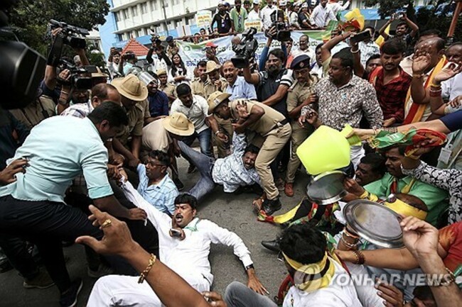 INDIA PROTEST WATER DISPUTE