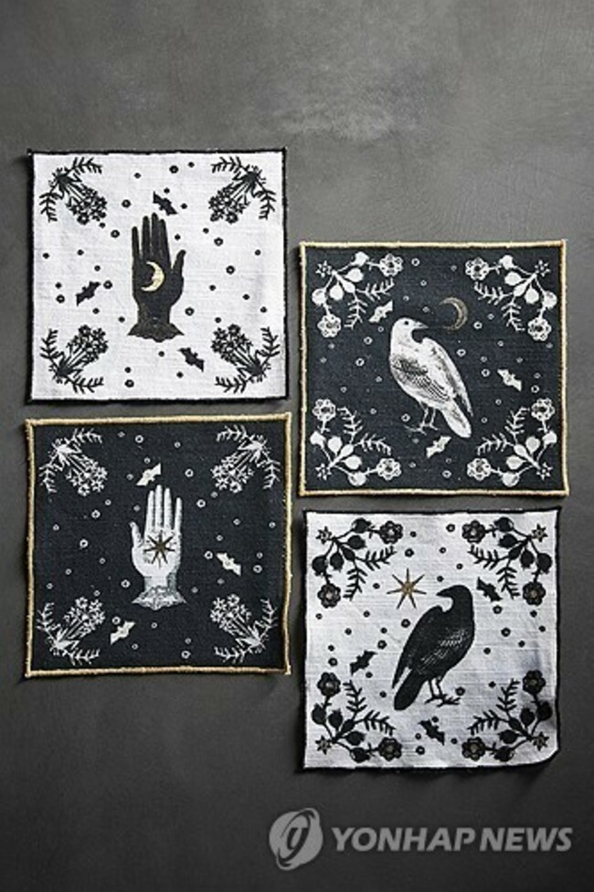 Homes-Halloween-Dialed-Down Decorations