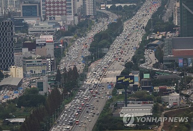 Traffic jammed on highways ahead of extended Chuseok holiday