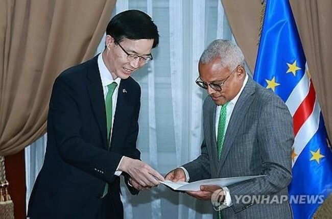 (LEAD) S. Korean industry minister visits Africa for World Expo bid, economic ties