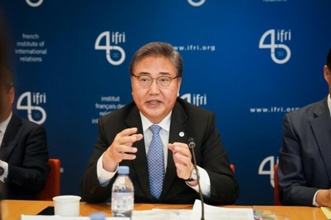 FM visits France to campaign for S. Korea's World Expo bid