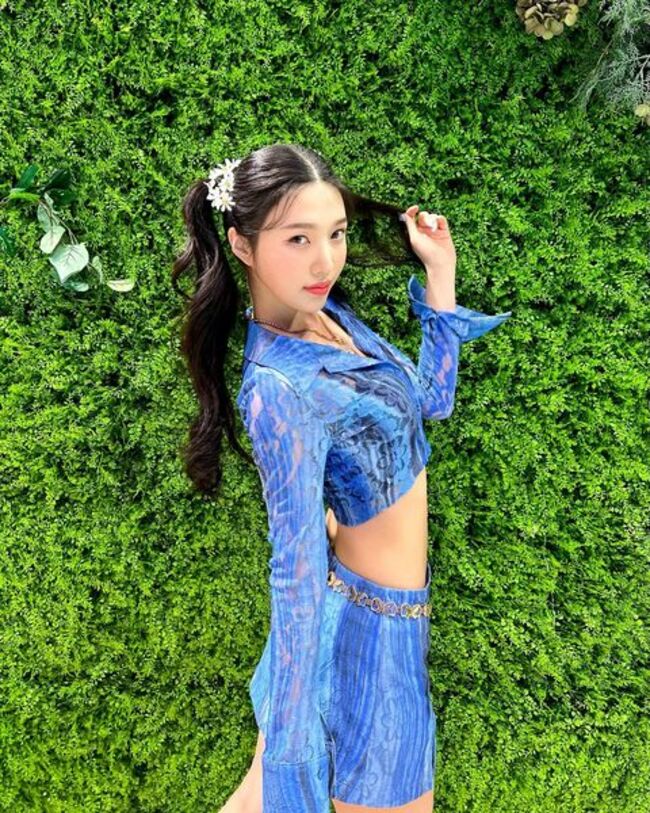 Red Velvet Joy Releases A Photo of Her Appearance on 'Music Bank'