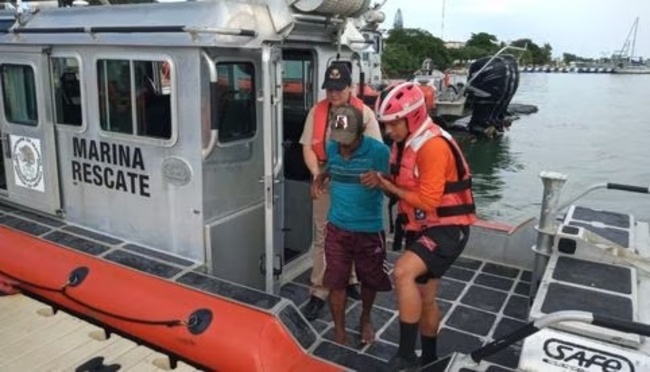 SEMAR rescues shipwrecked fisherman off the coast of Progreso, Yucatán