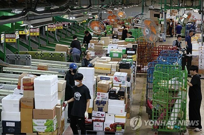 Online shopping rises 6.1 pct on travel demand