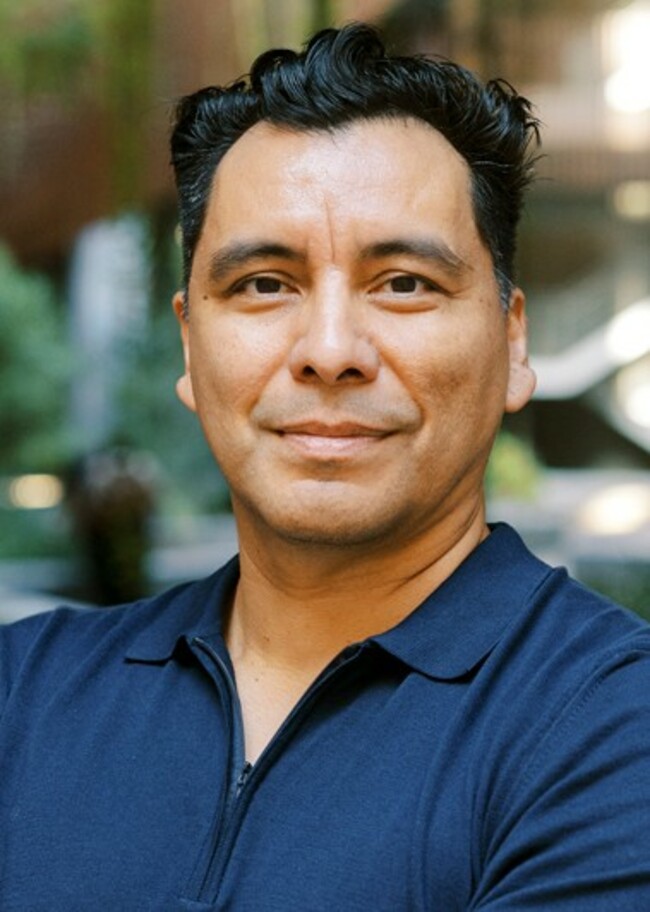 Manuel Muñoz, MFA '98, wins MacArthur 'genius grant'