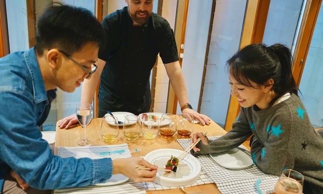 Interactive Dining: Fusion of Food and Tech
