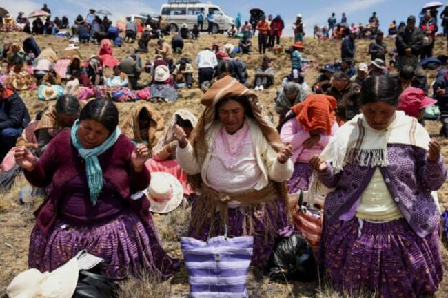 Water supply dwindling, Bolivians gather at dam to pray for rain