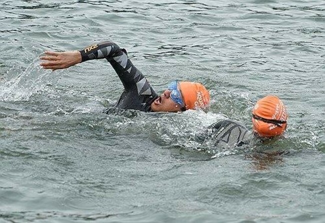 Seoul mayor swims across Han River in aquathlon event