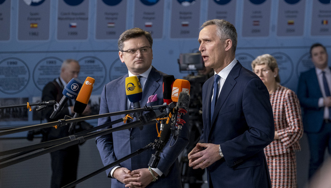 Secretary General welcomes Ukrainian Foreign Minister to NATO Headquarters