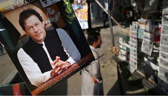 Pakistan lawmakers clash as PM no-confidence debate begins