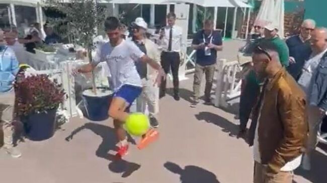 PSG's Neymar, Marco Verratti test Novak Djokovic's soccer skills in Monte Carlo